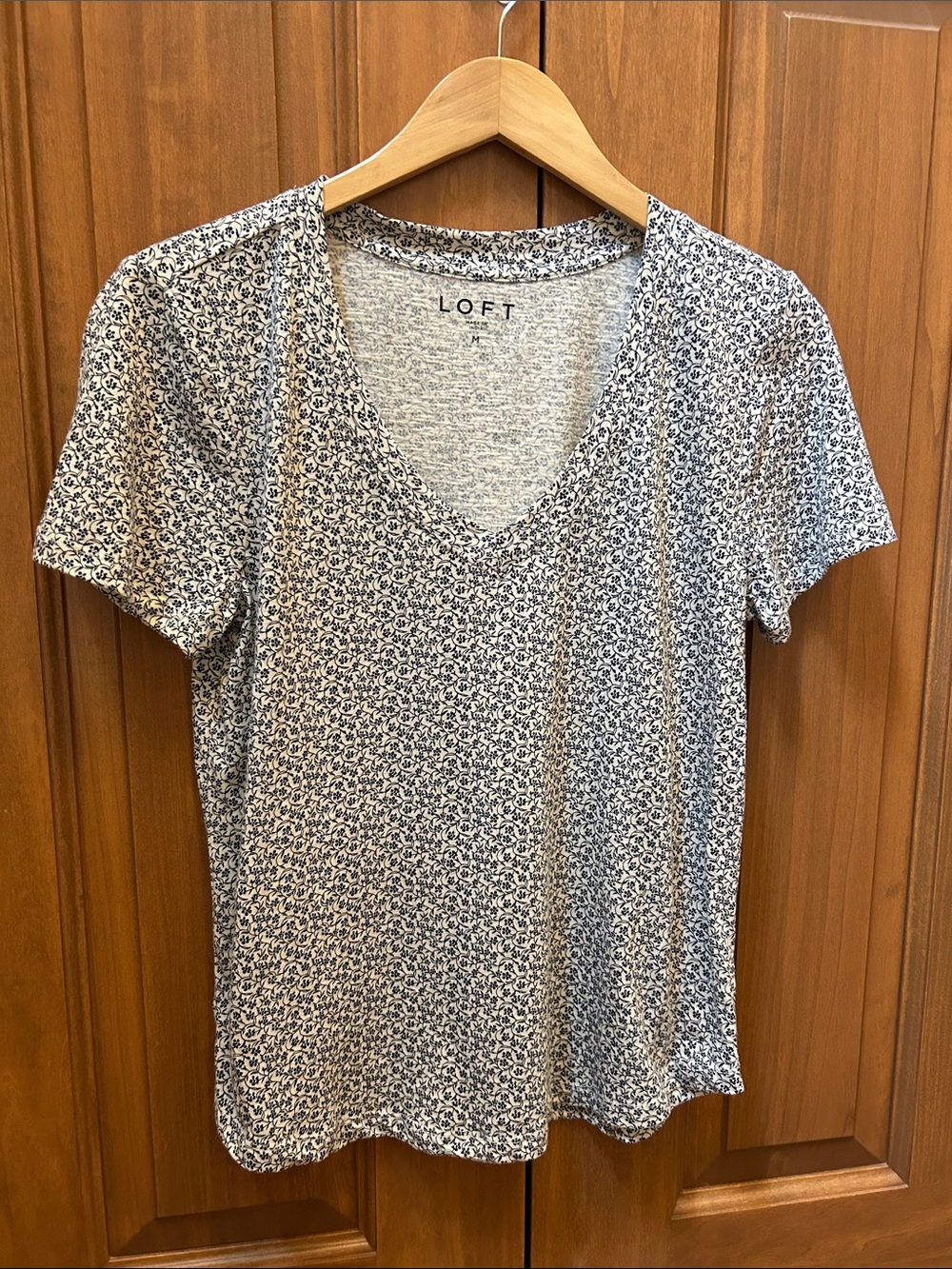 LOFT Navy and White Short Sleeve V-Neck floral cotton tee size medium